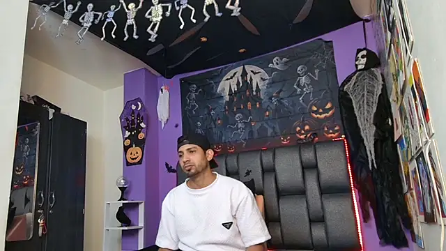 ashtoncooperr online show from October 2025 07:01:02 PM