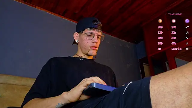 Snapshot of david_huge chatting on November 2025 01:32:02 AM david huge online show from November 2025 01:32:02 AM