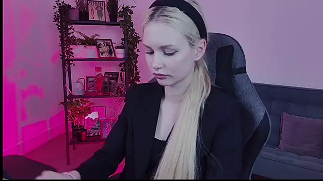 AvaDaviis online show from September 2025 10:43:02 AM