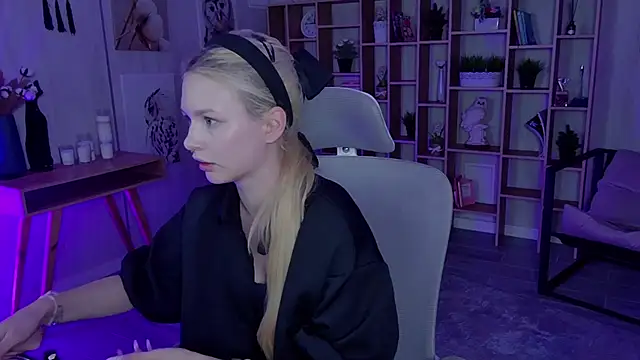 AvaDaviis online show from September 2025 10:52:01 AM