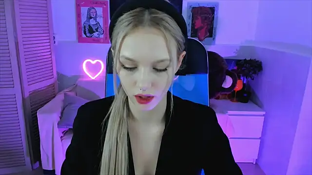 AvaDaviis online show from October 2025 02:08:02 PM