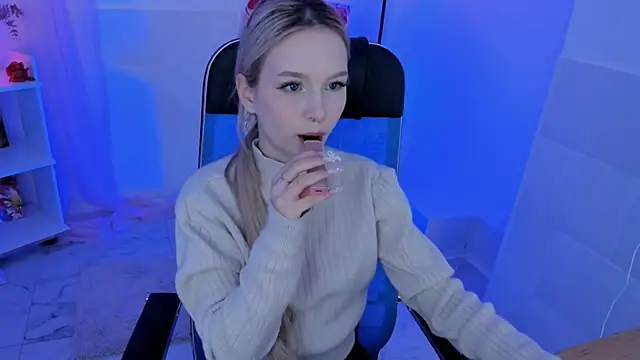 AvaDaviis online show from November 2025 03:15:02 PM