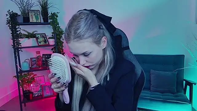 AvaDaviis online show from September 2025 02:13:02 PM