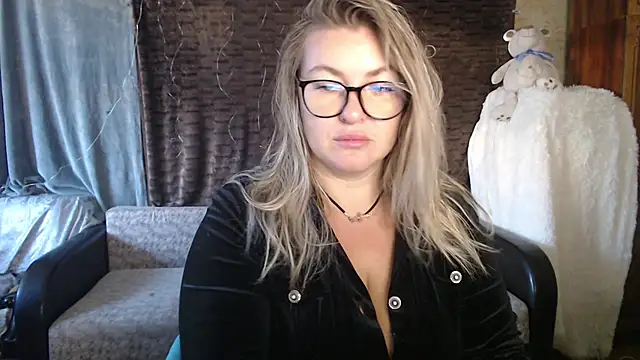 NikaSkylink online show from October 2025 03:52:02 AM