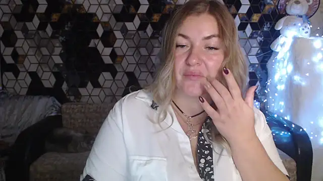 NikaSkylink online show from November 2025 08:23:01 PM