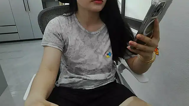 Emachiii online show from May 2026 01:13:02 AM