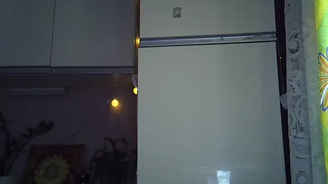 Snapshot of Krystal_82 chatting on October 2025 06:12:01 AM Krystal 82 online show from October 2025 06:12:01 AM