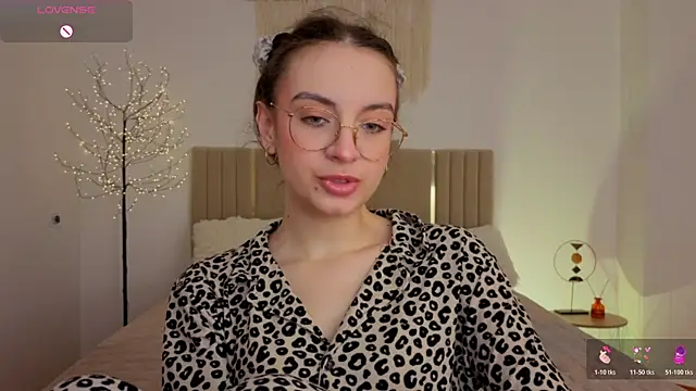 Snapshot of Real_cutie1 chatting on May 2026 01:10:01 PM Real cutie1 online show from May 2026 01:10:01 PM