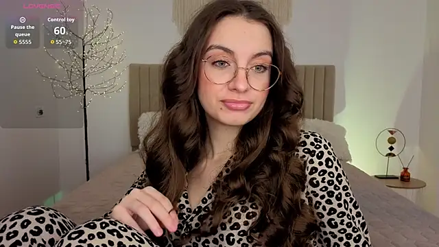 Snapshot of Real_cutie1 chatting on May 2026 01:06:01 PM Real cutie1 online show from May 2026 01:06:01 PM