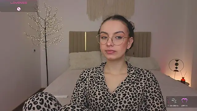 Snapshot of Real_cutie1 chatting on May 2026 12:54:02 PM Real cutie1 online show from May 2026 12:54:02 PM