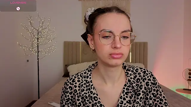 Snapshot of Real_cutie1 chatting on May 2026 12:35:02 PM Real cutie1 online show from May 2026 12:35:02 PM