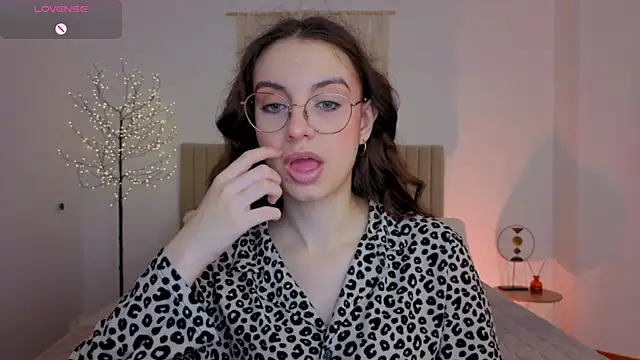 Snapshot of Real_cutie1 chatting on May 2026 01:20:01 PM Real cutie1 online show from May 2026 01:20:01 PM