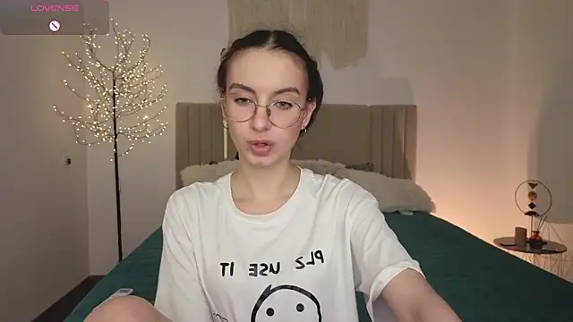 Real cutie1 online show from April 2026 02:01:01 PM