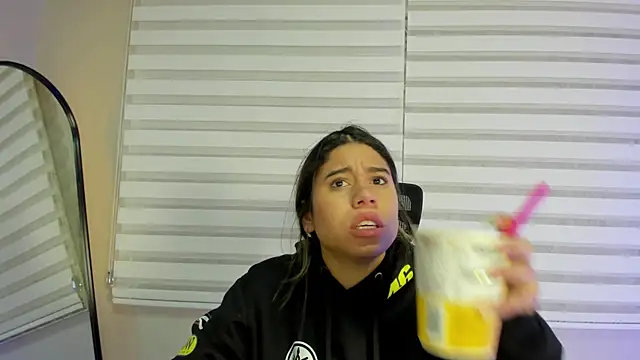 Snapshot of Rachell_criss chatting on November 2025 03:54:02 AM Rachell criss online show from November 2025 03:54:02 AM