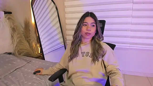 Snapshot of Rachell_criss chatting on November 2025 03:43:02 AM Rachell criss online show from November 2025 03:43:02 AM