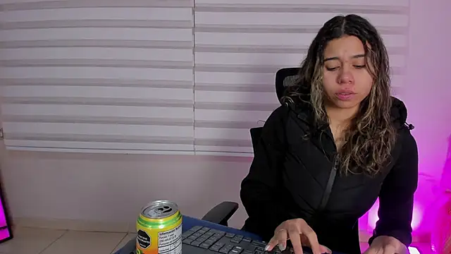 Snapshot of Rachell_criss chatting on November 2025 04:17:01 AM Rachell criss online show from November 2025 04:17:01 AM