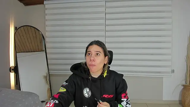 Snapshot of Rachell_criss chatting on November 2025 04:02:02 AM Rachell criss online show from November 2025 04:02:02 AM