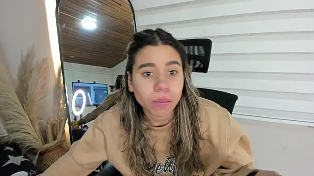 Snapshot of Rachell_criss chatting on October 2025 04:33:01 AM Rachell criss online show from October 2025 04:33:01 AM