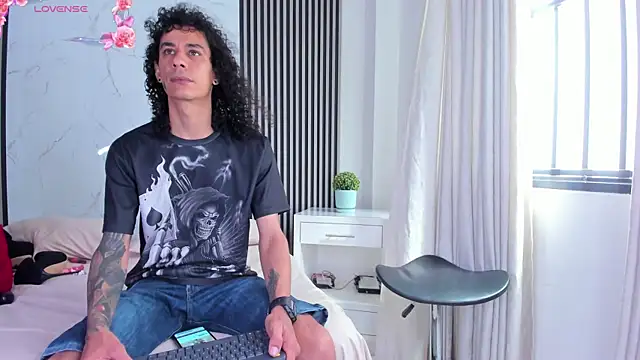 Snapshot of JackAndRosse_ chatting on April 2026 02:43:01 PM JackAndRosse online show from April 2026 02:43:01 PM