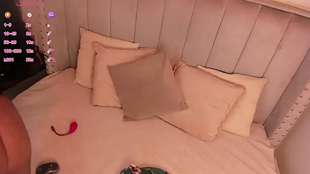 Seshat Hitt online show from November 2025 04:01:01 AM