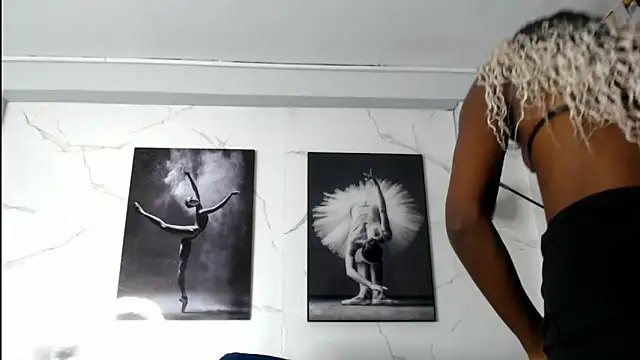 Snapshot of Evaa_18 chatting on November 2025 06:11:01 PM Evaa 18 online show from November 2025 06:11:01 PM