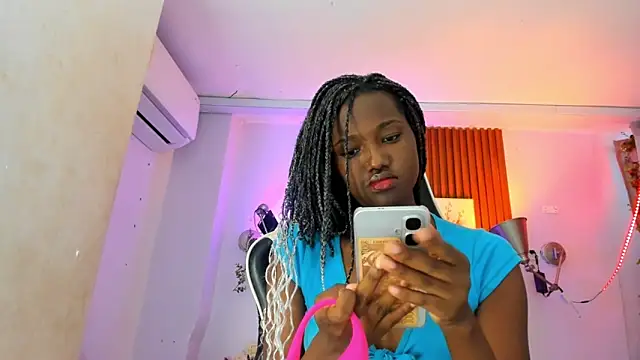 Snapshot of Evaa_18 chatting on November 2025 05:39:02 PM Evaa 18 online show from November 2025 05:39:02 PM