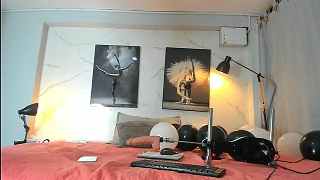 Snapshot of Evaa_18 chatting on October 2025 06:04:01 PM Evaa 18 online show from October 2025 06:04:01 PM