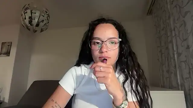 Snapshot of Maia_Park chatting on May 2026 09:40:01 PM Maia Park online show from May 2026 09:40:01 PM