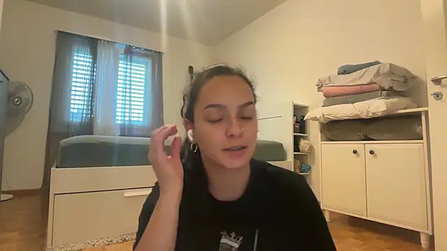 Snapshot of Maia_Park chatting on May 2026 03:58:02 PM Maia Park online show from May 2026 03:58:02 PM