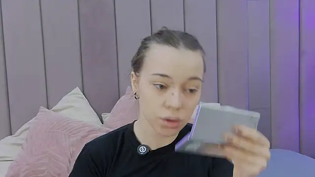 ZoeyNeal online show from April 2026 02:20:02 PM