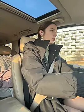 DollyTall online show from November 2025 09:34:02 AM