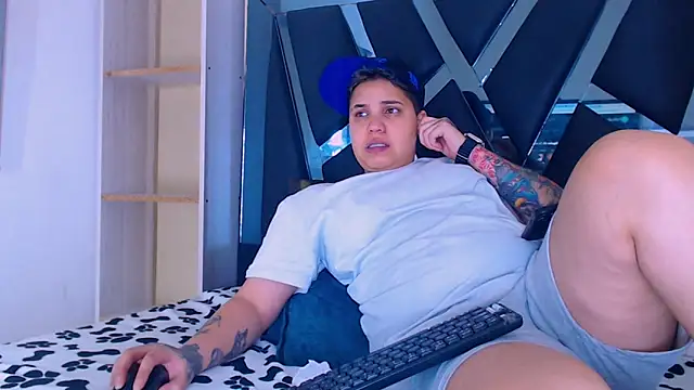 Snapshot of karla_sexy21 chatting on October 2025 04:21:02 AM karla sexy21 online show from October 2025 04:21:02 AM