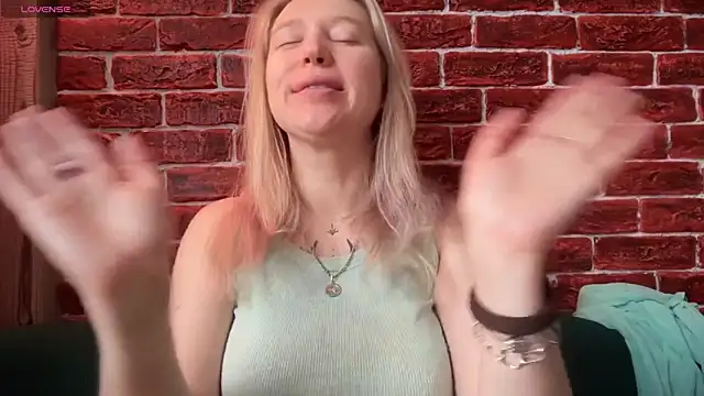 Snapshot of CitrusBlissss chatting on November 2025 02:28:02 AM CitrusBlissss online show from November 2025 02:28:02 AM