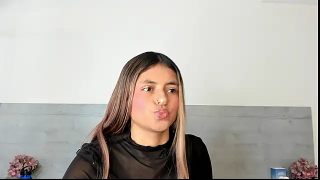 sunnyWhitee online show from March 2026 07:18:02 PM