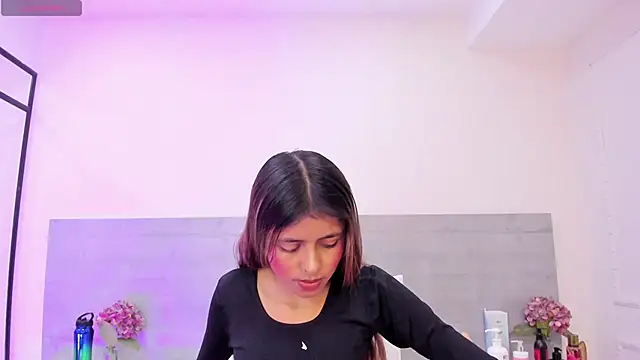 sunnyWhitee online show from April 2026 07:14:01 PM