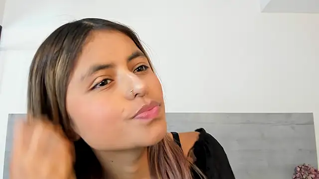 sunnyWhitee online show from March 2026 07:06:02 PM