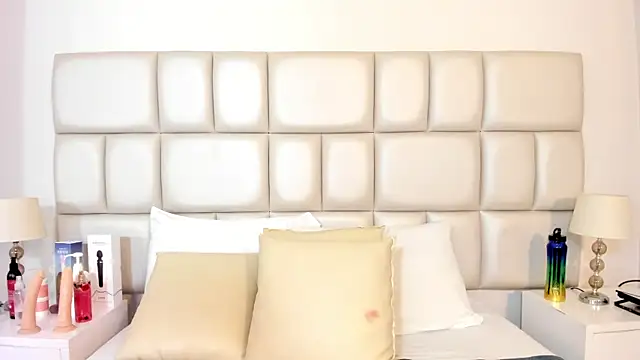 sunnyWhitee online show from February 2026 07:32:01 PM