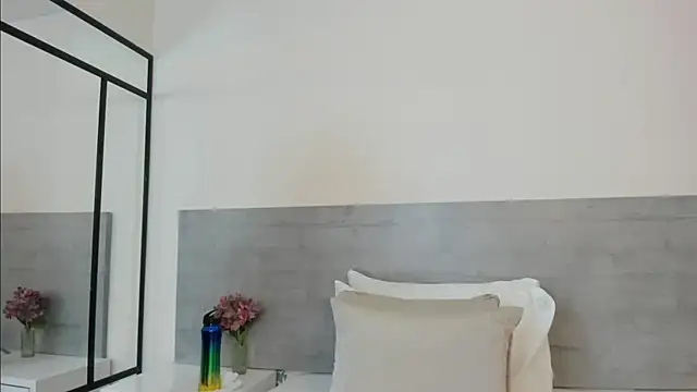 sunnyWhitee online show from April 2026 07:08:02 PM