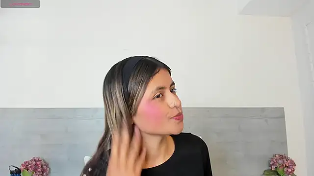 sunnyWhitee online show from April 2026 07:18:01 PM