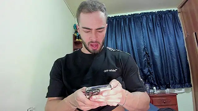 Snapshot of MaxDell chatting on November 2025 10:03:01 PM MaxDell online show from November 2025 10:03:01 PM