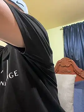 Snapshot of MaxDell chatting on September 2025 01:20:01 AM MaxDell online show from September 2025 01:20:01 AM