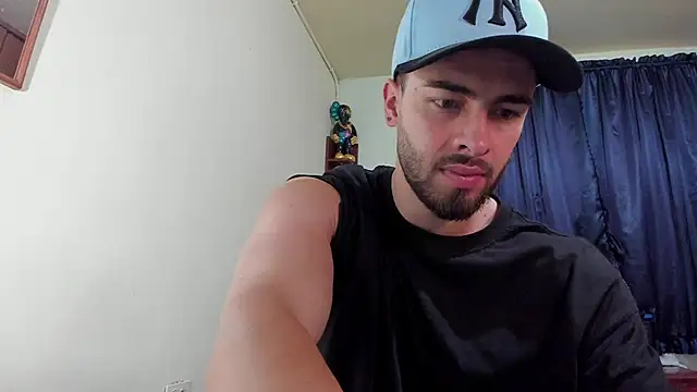 Snapshot of MaxDell chatting on November 2025 08:20:01 PM MaxDell online show from November 2025 08:20:01 PM