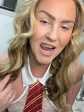Snapshot of Charleigh_xx chatting on June 2026 09:30:02 PM Charleigh xx online show from June 2026 09:30:02 PM