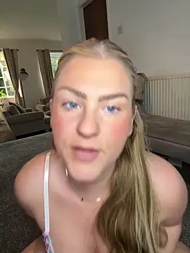 Snapshot of Charleigh_xx chatting on June 2026 04:32:02 AM Charleigh xx online show from June 2026 04:32:02 AM