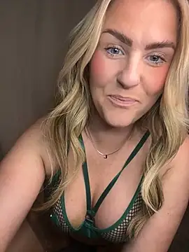 Snapshot of Charleigh_xx chatting on May 2026 09:23:02 PM Charleigh xx online show from May 2026 09:23:02 PM