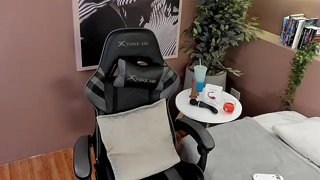 Skyyle  online show from February 2026 01:02:01 PM