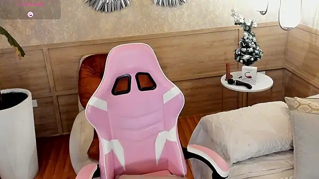 Skyyle  online show from December 2025 01:00:01 PM