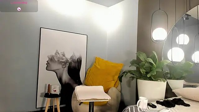 Skyyle  online show from October 2025 12:41:02 PM