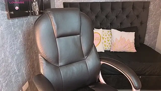 eileen  hills online show from December 2025 06:58:02 PM