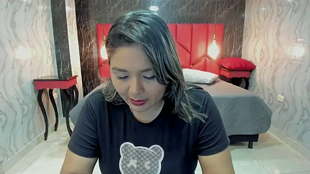 Snapshot of LatinaHoleQueen chatting on November 2025 02:39:01 PM LatinaHoleQueen online show from November 2025 02:39:01 PM